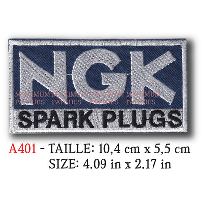 MAXIMUMPATCHES - 10,4 cm x 5,5 cm - Ecusson Patch Brodé Thermocollant - Bougie Japon Automobile Moto Ngk