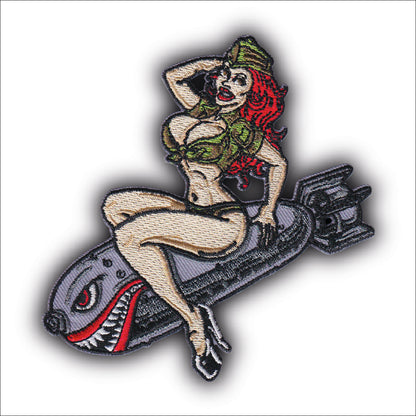 MAXIMUMPATCHES - Ecusson Patch Brodé Thermocollant - Dim: 10 cm x 9 cm - Pin-Up Militaire Avion Noise Art Rétro Vintage Biker