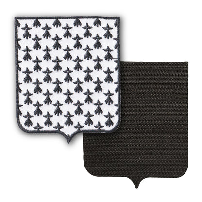 MAXIMUMPATCHES - 6,5 cm x 8 cm - Bretagne - Ecusson Patch Brodé Avec Scratch Cousu Au Dos + Carré Scratch A Coudre, Face Opposé 10 cm x 10 cm Offert / Département Région Territoire France