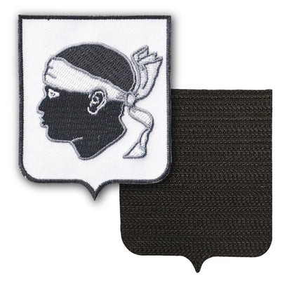 MAXIMUMPATCHES - Corse Corsica Tête Maure - 8 cm x 6,5 cm - Ecusson Patch Brodé Avec Scratch Cousu Au Dos + Carré Scratch A Coudre, Face Opposé 10 cm x 10 cm Offert / Département Région Territoire France