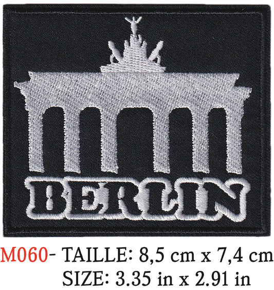 MAXIMUMPATCHES - Écusson Patch Brodé Thermocollant - 8,5 cm x 7,4 cm - Berlin Groupe Musique Rock Punk Hard Trash Métal Heavy Psychedelic