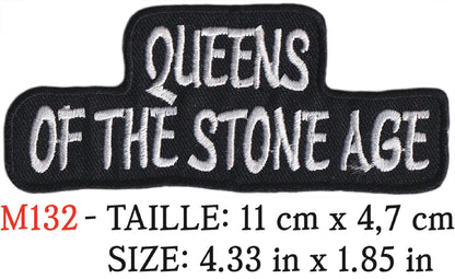 MAXIMUMPATCHES - Écusson Patch Brodé Thermocollant - 11 cm x 4,7 cm - Queens Of The Stone Age Groupe Musique Rock Punk Hard Trash Métal Heavy Psychedelic