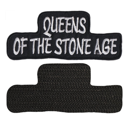 MAXIMUMPATCHES - Queens Of The Stone Age - 11 cm x 4,7 cm - Ecusson Patch Brodé Avec Scratch Cousu Au Dos + Carré Scratch A Coudre, Face Opposé 10 cm x 10 cm/Groupe Musique Métal Rock Punk Heavy Trash Blues