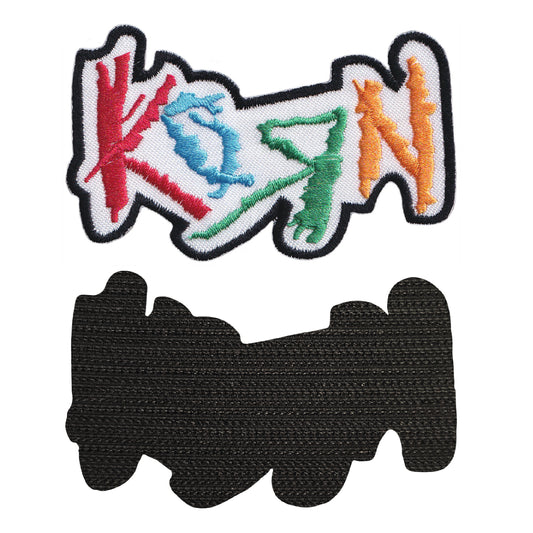 MAXIMUMPATCHES - Korn - 8 cm x 5,4 cm - Ecusson Patch Brodé Avec Scratch Cousu Au Dos + Carré Scratch A Coudre, Face Opposé 10 cm x 10 cm/Groupe Musique Métal Rock Punk Heavy Trash Blues