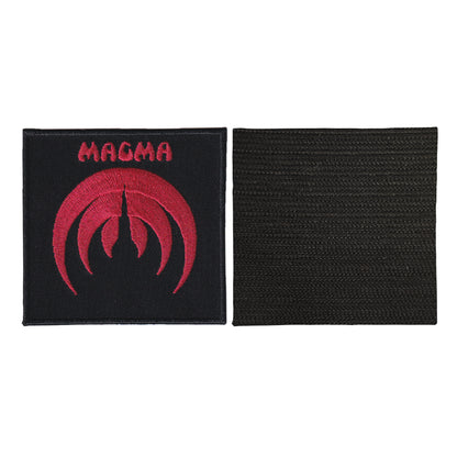MAXIMUMPATCHES - Magma - 8 cm x 7,8 cm - Ecusson Patch Brodé Avec Scratch Cousu Au Dos + Carré Scratch A Coudre, Face Opposé 10 cm x 10 cm/Groupe Musique Métal Rock Punk Heavy Trash Blues