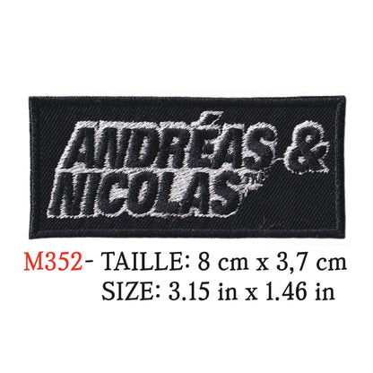 MAXIMUMPATCHES - Ecusson Patch Brodé Thermocollant - 8 cm x 3,7 cm - Andréas Nicolas Groupe Musique Rock Punk Hard Trash Métal Heavy Psychedelic